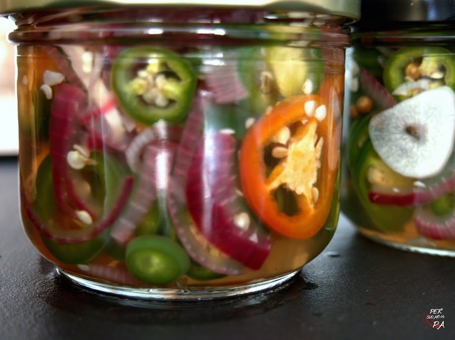 Jalapeños encurtidos en una agridulce mezcla de vinagre y condimentos
