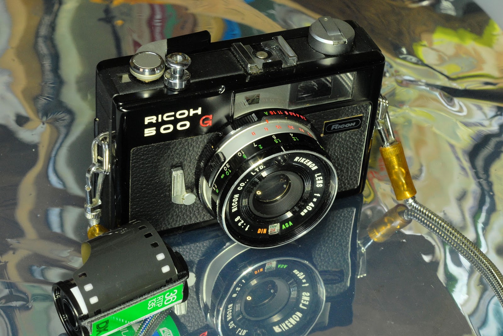 Random Camera Blog: Sharp and Silent - The Ricoh 500G