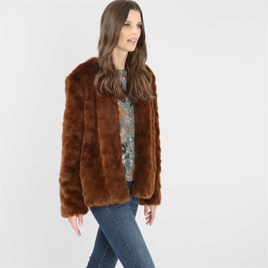 abrigo de pelo marrón