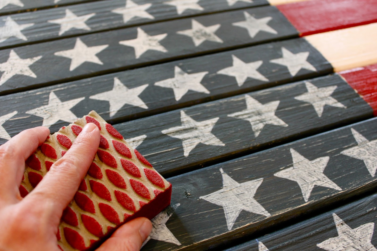 How To Make A DIY Rustic American Flag | The Yellow Cape Cod | Bloglovin’