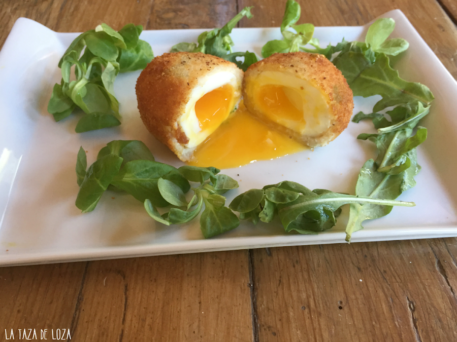 huevos-recubiertos-de-carne-picada-de-pollo-y-empanados