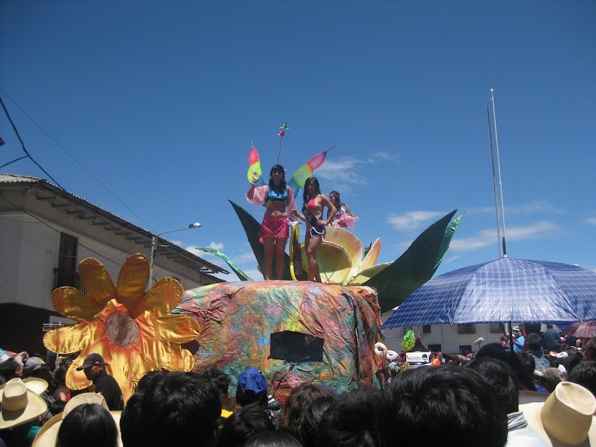 Gran Corso de carros alegóricos en Huamachuco - 2012