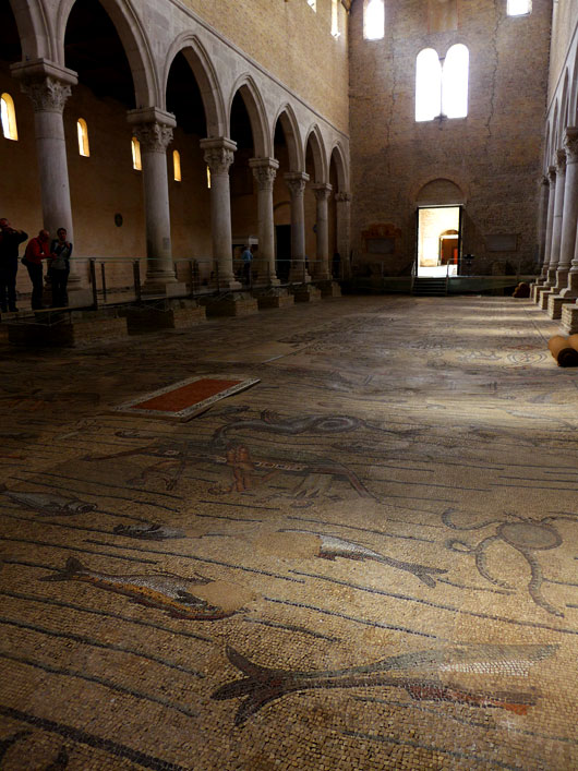 サンタ･マリア･アッスンタ大聖堂の床一面に広がる、保存状態の良い、美しいモザイク画