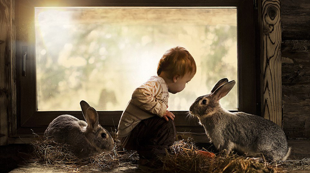 Madre Rusa toma imágenes mágicas de sus dos hijos con animales en su granja