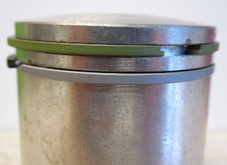 Close up of the second ribbed piston ring - Yamaha two stroke piston