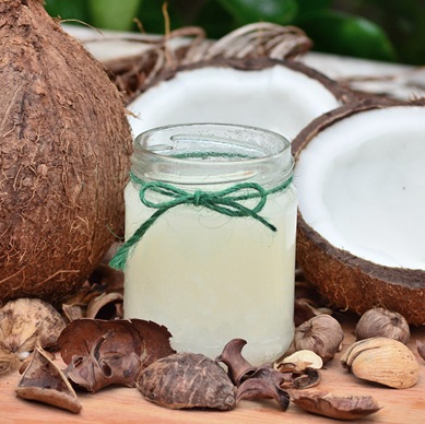 Minyak kelapa murni atau virgin coconut oil (VCO) punya banyak sekali manfaat. VCO bisa diminum langsung, bisa dicampur dengan makanan, bisa juga jadi obat luar dengan cara dioleskan pada kulit dan rambut.