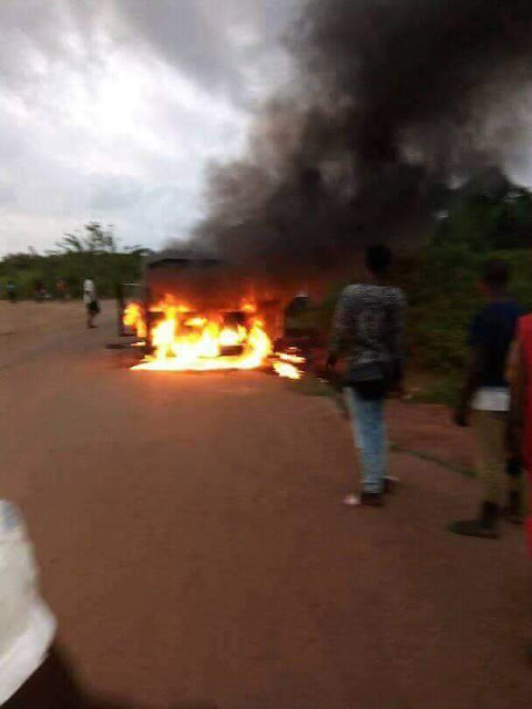 Graphic Photos: Four policemen shot by gunmen?and burnt beyond recognition at a checkpoint in Edo State