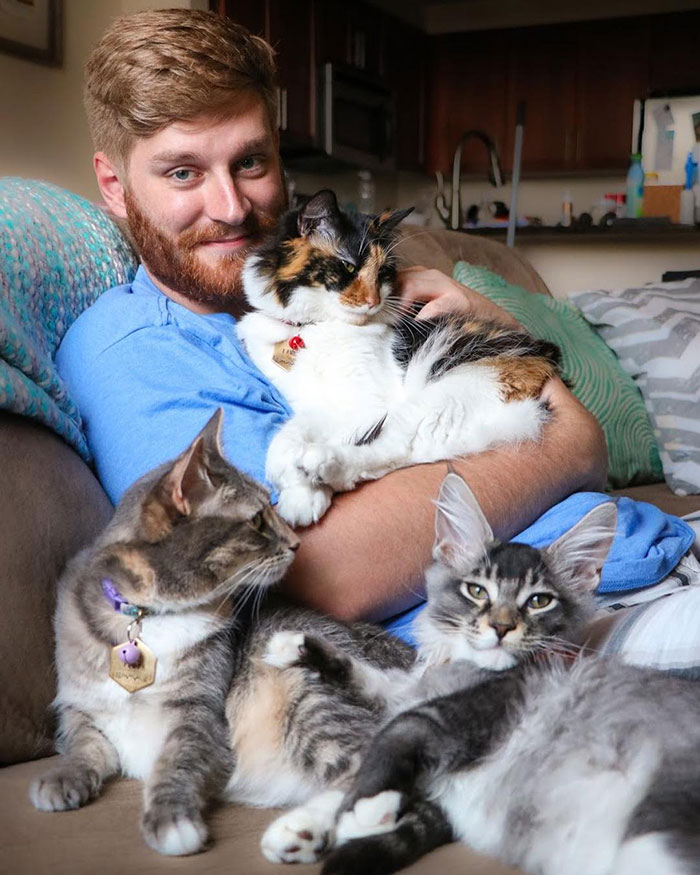 30 Adorable Pictures Of Men With Their Cats