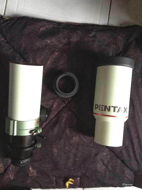 Pentax 75SDHF 內建伸縮遮光罩，遮光罩可後縮以便收納，除了伸縮遮光罩之外，鏡筒本身亦設計成兩截以螺牙