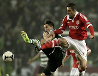 Benfica vence o dérbi volta a colar-se ao Porto e agrava a crise leonina (leões já estão a 9 pontos do Braga e a 18 do 1º lugar); Encarnados foram superiores depois do golo leonino e justificaram o triunfo (o Sporting "morreu" quando Elias falhou o 2-0, desgaste e falta de qualidade também não ajudaram à causa leonina); Cardozo esteve nos 3 golos das águias, André Gomes destacou-se, Salvio desequilibrou, Rinaudo e principalmente Wolfswinkel foram os únicos leões a remar contra a maré Benfica vence o dérbi volta a colar-se ao Porto e agrava a crise leonina (leões já estão a 9 pontos do Braga e a 18 do 1º lugar); Encarnados foram superiores depois do golo leonino e justificaram o triunfo (o Sporting "morreu" quando Elias falhou o 2-0, desgaste e falta de qualidade também não ajudaram à causa leonina); Cardozo esteve nos 3 golos das águias, André Gomes destacou-se, Salvio desequilibrou, Rinaudo e principalmente Wolfswinkel foram os únicos leões a remar contra a maré