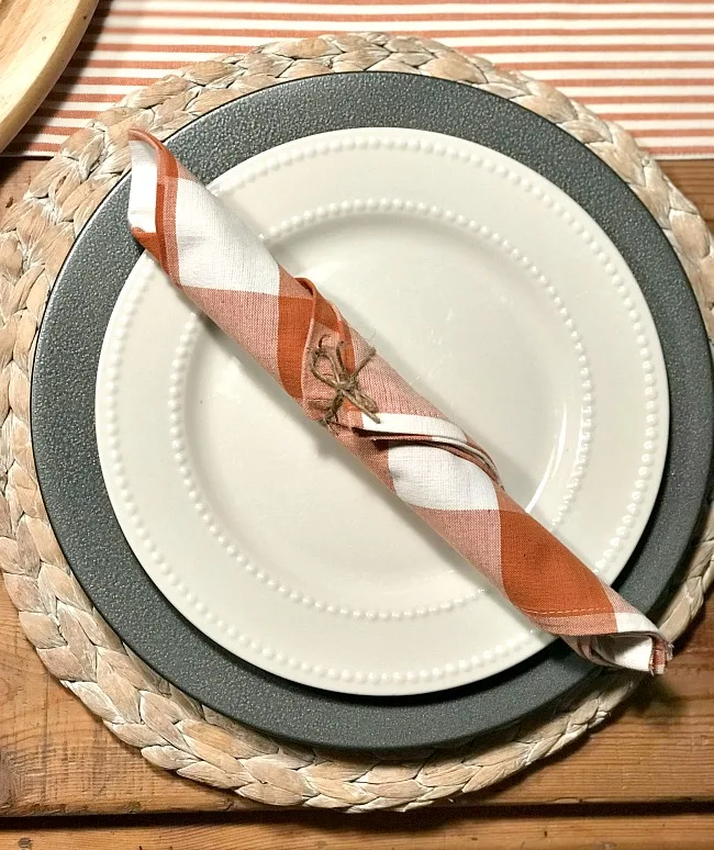 place setting with black charger and napkins