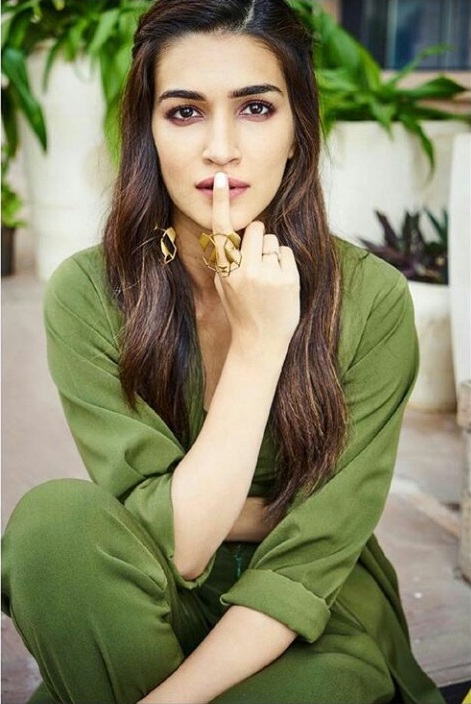 Deepika Padukone and Kriti Sanon’s latest pics: both look effortlessly