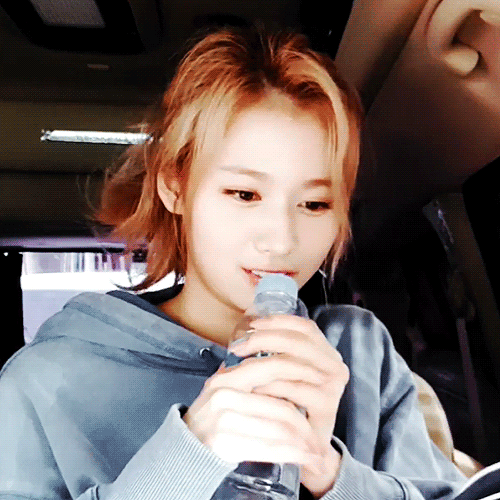 머리 정리하는 볼빵빵 사나