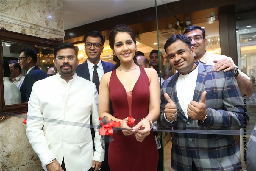 Raashi Khanna launches Forevermark Diamonds at Manepally Jewellers