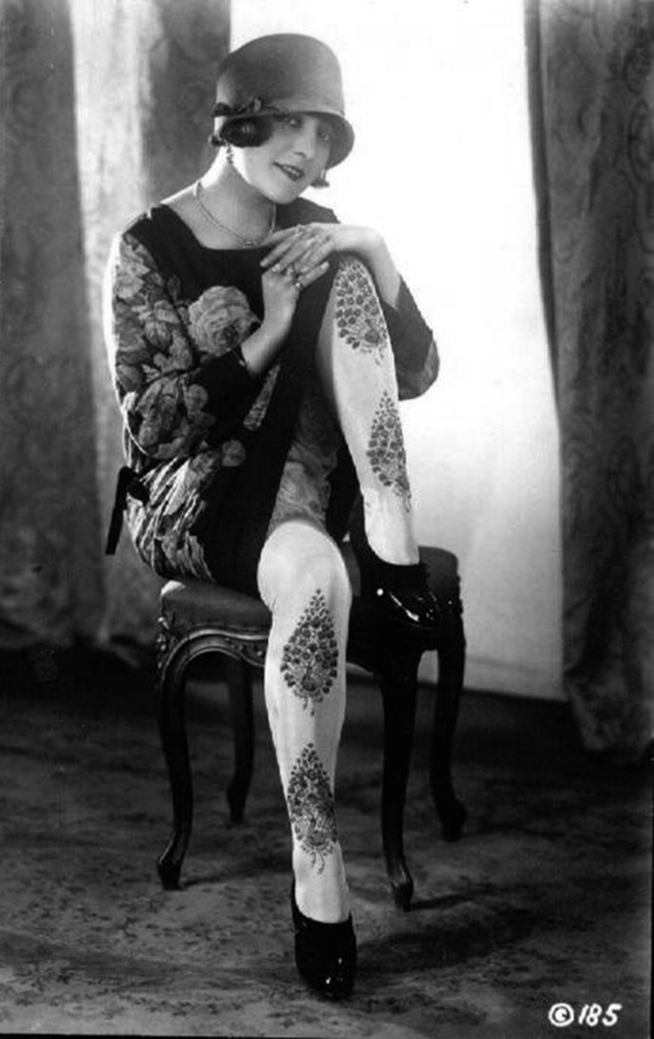 22 Fabulous Vintage Photos of Shoes and Hosiery Fashions