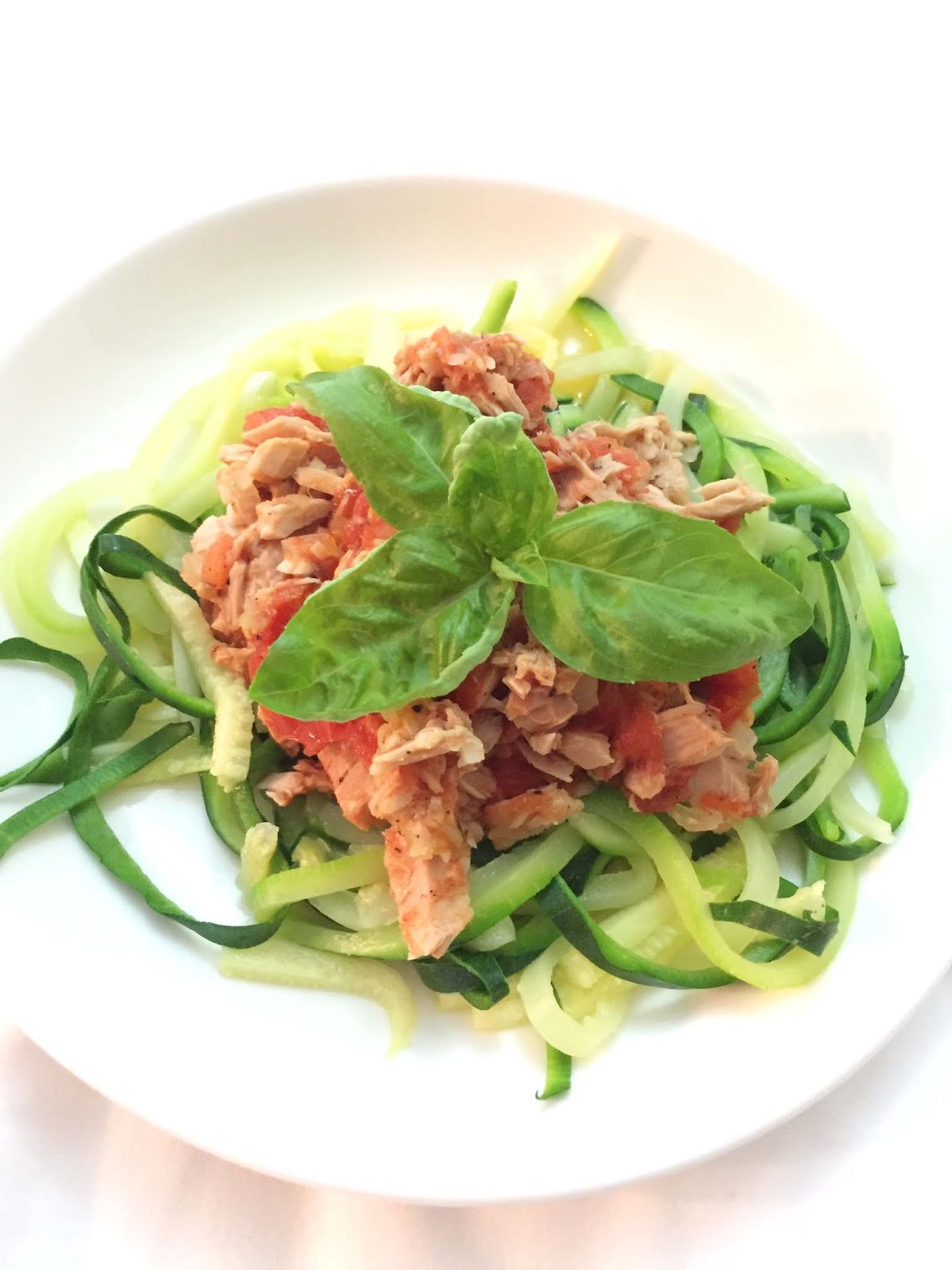 CUISINER BIEN : Zoodles mit Tomaten-Thunfisch-Sauce