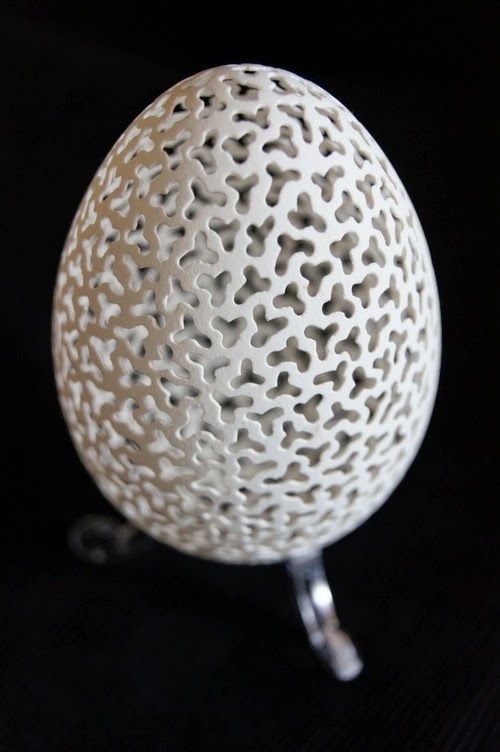 18-Piotr-Bockenheim-Carved-Goose-Eggs-Sculptures-www-designstack-co