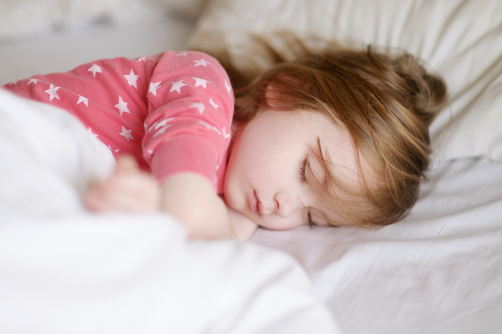 Jadikan waktu tidur sebagai hal yang prioritas bagi anak