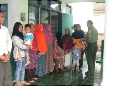 KORAMIL GEMOLONG SALURKAN ZAKAT FITRAH KEPADA WARGA KURANG MAMPU