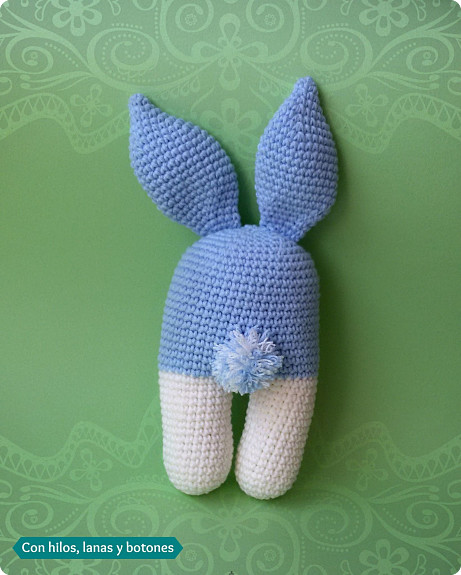 Con hilos, lanas y botones: Conejo bípedo azul