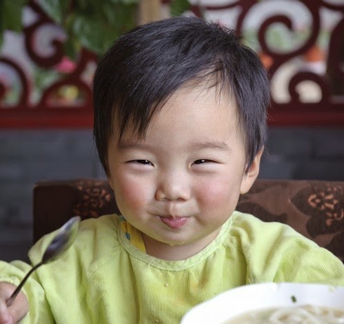 Foto Bayi Ganteng Asal Cina Sedang Makan