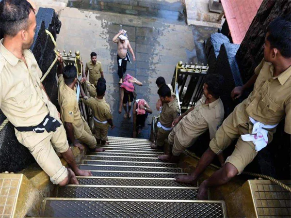 Kerala police captures rooms in Sabarimala, Sabarimala Temple, News, Police, Women, Religion, Trending, Kerala