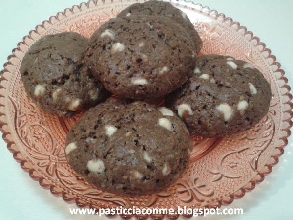 biscotti morbidi con gocce di cioccolato bianco