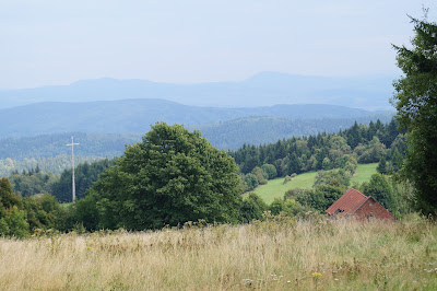 Przełęcz Rędzińska - krzyż milenijny i ślady przeszłości