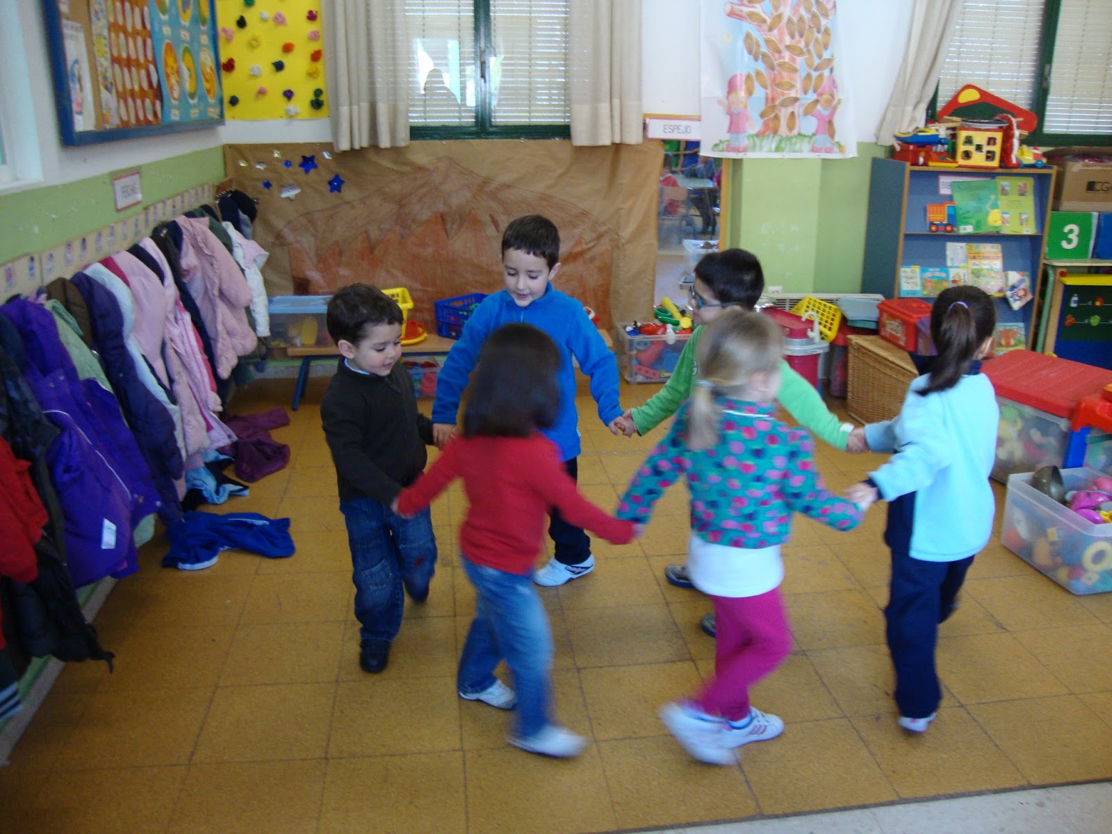 Maestra Amalia de Infantil "EL PATIO DE MI CASA"