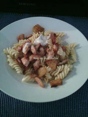 Ensalada de Pasta y Pollo Agridulce con salsa Cesar