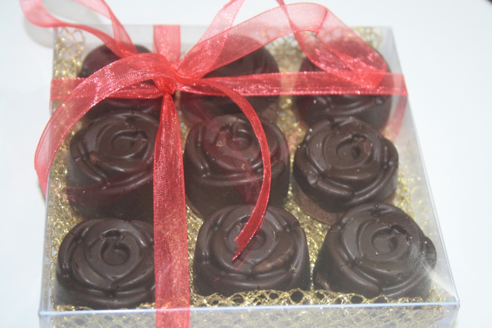 DERİNSU BUTİK PASTA VE KURABİYE ÇİKOLATA KAPLI GÜL KEK