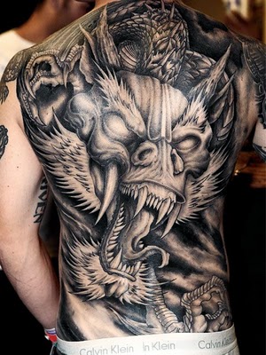 Tattoo oriental tigre dragão na costa