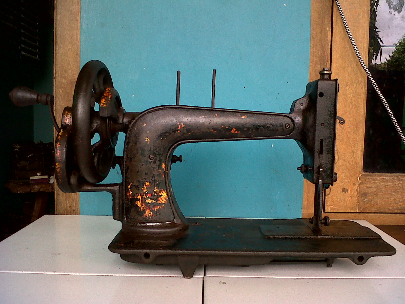 BOBO ART AND CURIOS Mesin jahit ontel antik merk &quot; SINGER