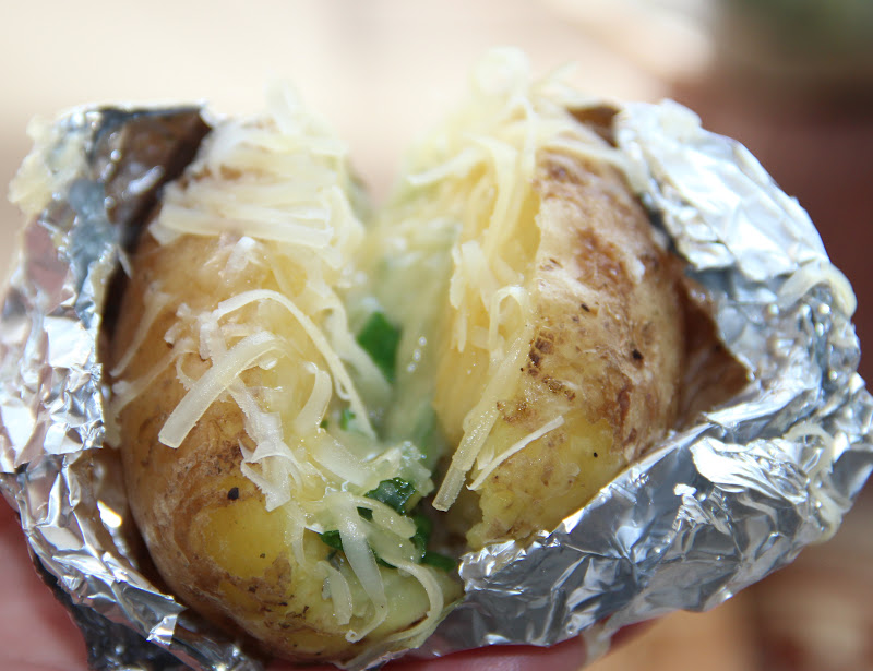 Рецепты в фольге мяса с картошкой. Картошка запеченная в фольге. Печеная картошка в фольге. Запеченная картошка с сыром в фольге. Запечённая картошка в духовке в фольге.