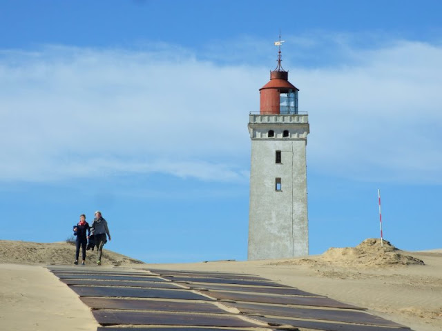 Eine Welt aus Sand: Der Leuchtturm von Rubjerg Knude. Eine beeindruckende Wanderdüne begräbt den Leuchtturm unter sich und versandet ihn.