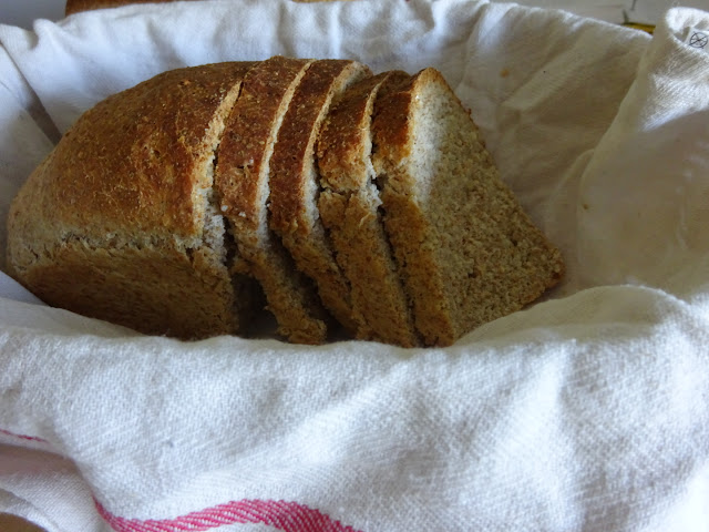 Gesneden brood in broodmand met linnen doeken