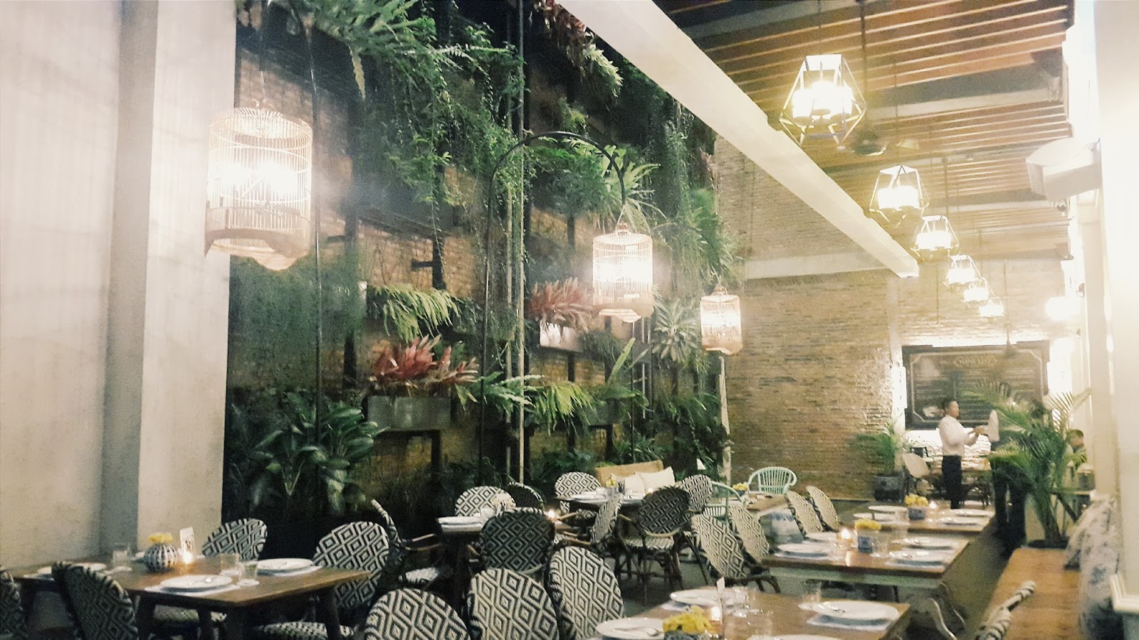since i dont really like the food i will just post the photos of blue jasmines interior design