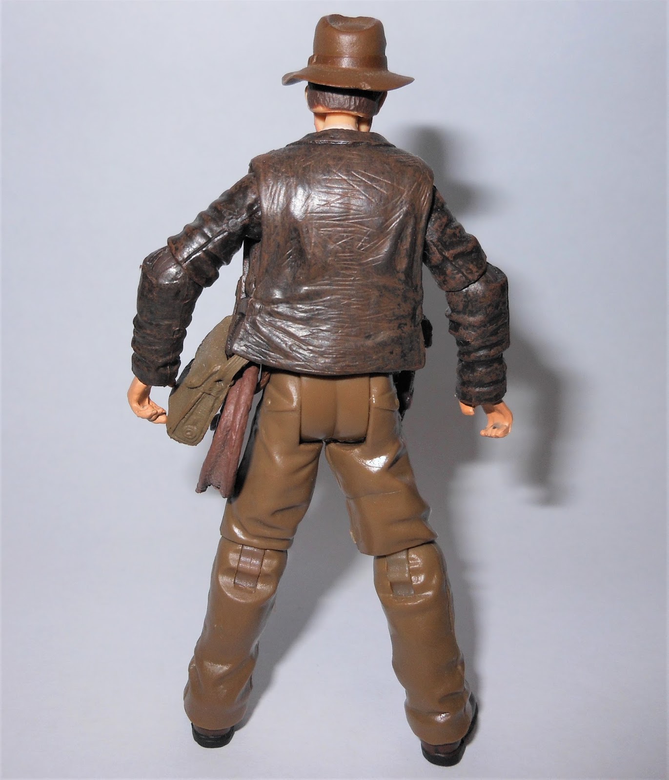 Indiana Jones guarda el sombrero y el látigo