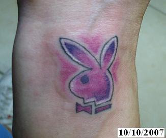 Tatuaje conejito de Playboy