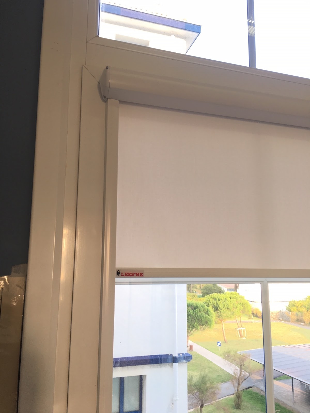 Estores adhesivos pegados al marco de las ventanas y sin tornillos