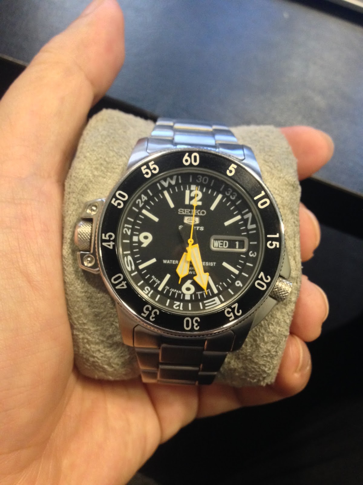 My Eastern Watch Collection: Seiko 5 Sports SKZ211J1 Atlas/Landshark - A  Good Tool Watch, A Review