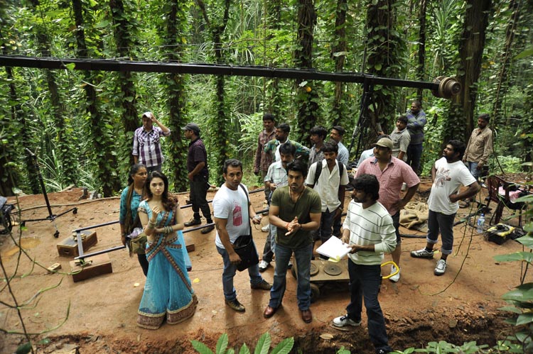Indian Actress Online: Racha Movie Location Stills