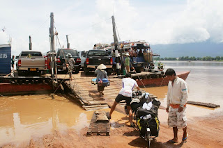 ferry río Mekong, laos, el mundo en tándem, round the world, mundoporlibre.com