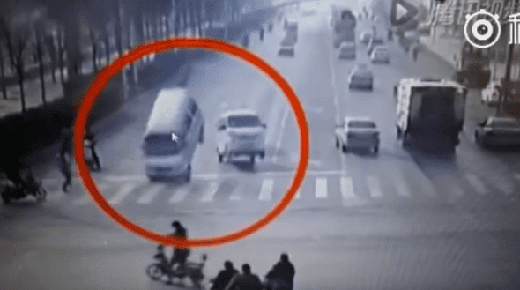 Video muestra a vehículos siendo volcados por una supuesta 