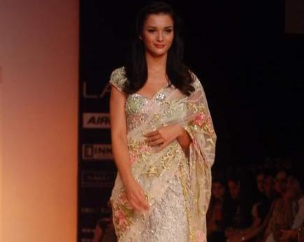 Amy Jackson in Saree Ramp Walk front pose1 - Amy Jackson walks the ramp for Bhairavi Jaikishan 