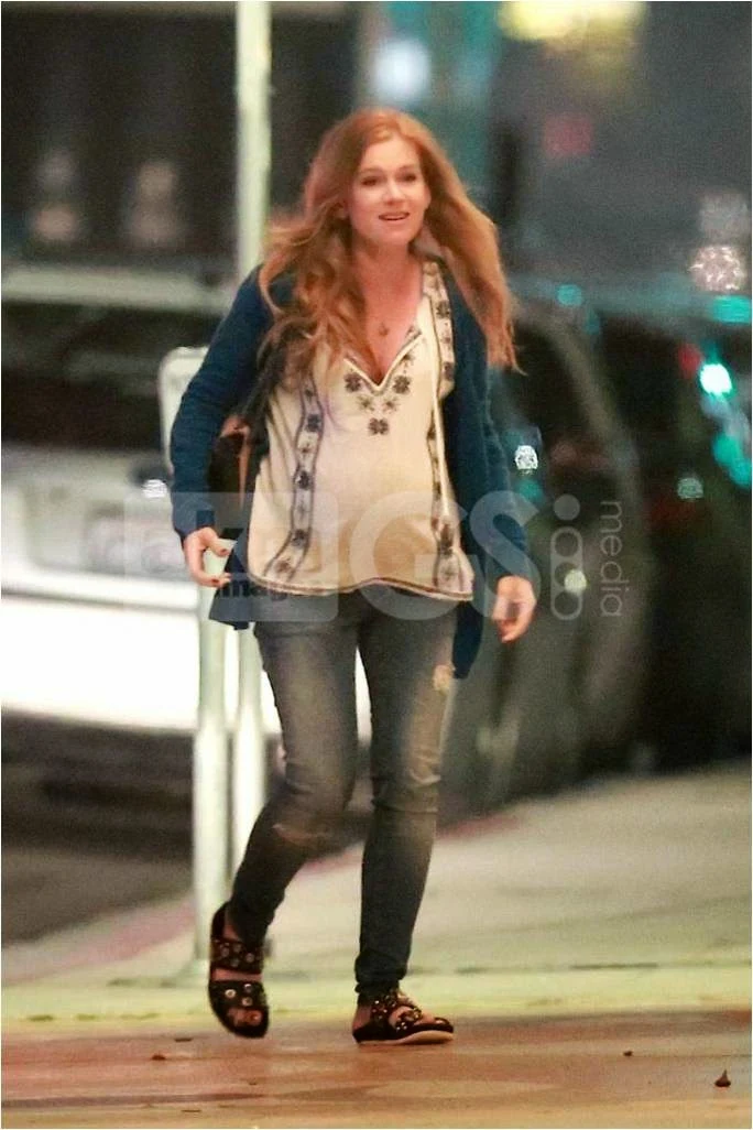 Isla Fisher in Skinny Maternity Jeans
