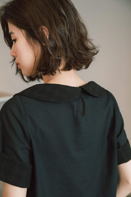 露台夜色刺繡圓領短袖上衣細節特寫