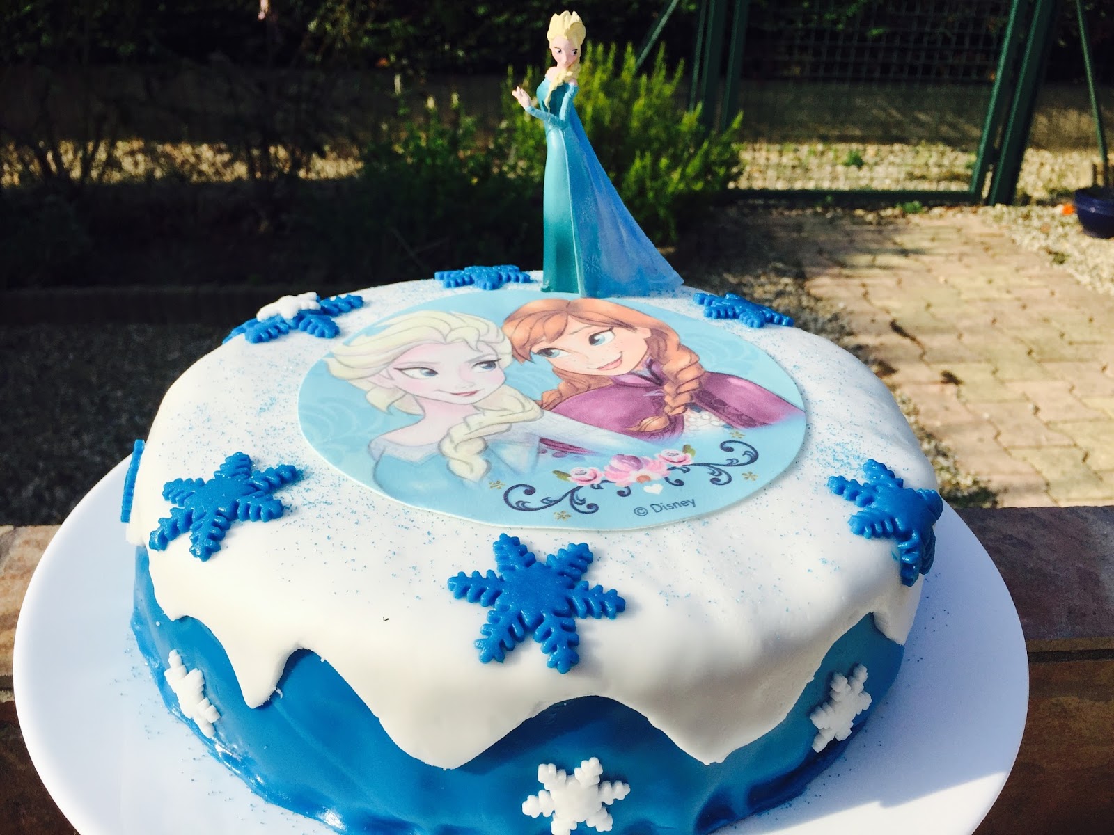 Gâteau Reine des neiges figurine Elsa et Olaf en pâte à sucre vegan