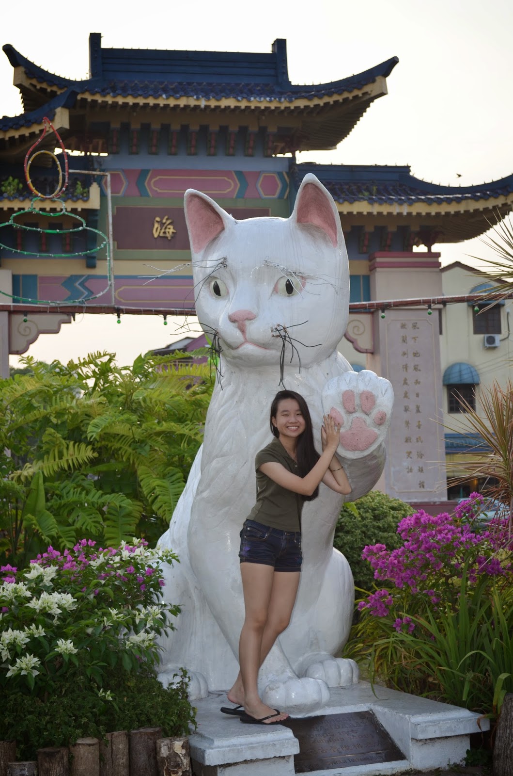 Pn Tay's Blog: Kuching Cat Statues