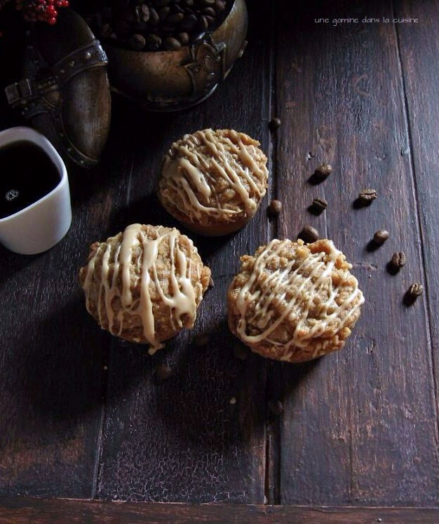 Streusel Coffee Muffins with Maple Glaze | une gamine dans la cuisine